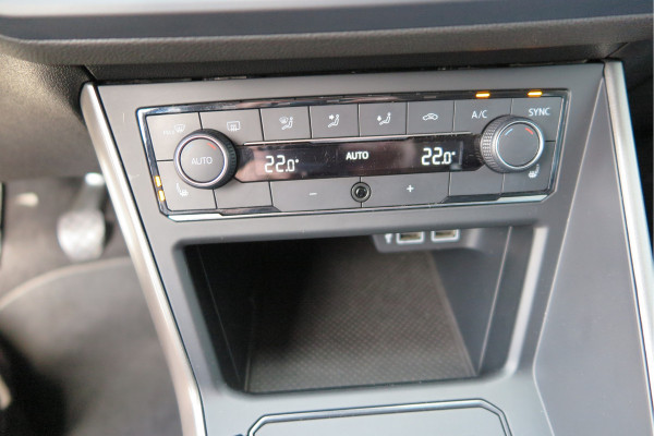 Volkswagen Polo 1.0 TSI 95pk Highline Trekhaak (afneembaar) , Stoelverwarming , PDC, Navi, Carplay, DAB+, Stuurwiel multifuntioneel, Cruisecontrol, Recent onderhouden , historie volledig hier bekend