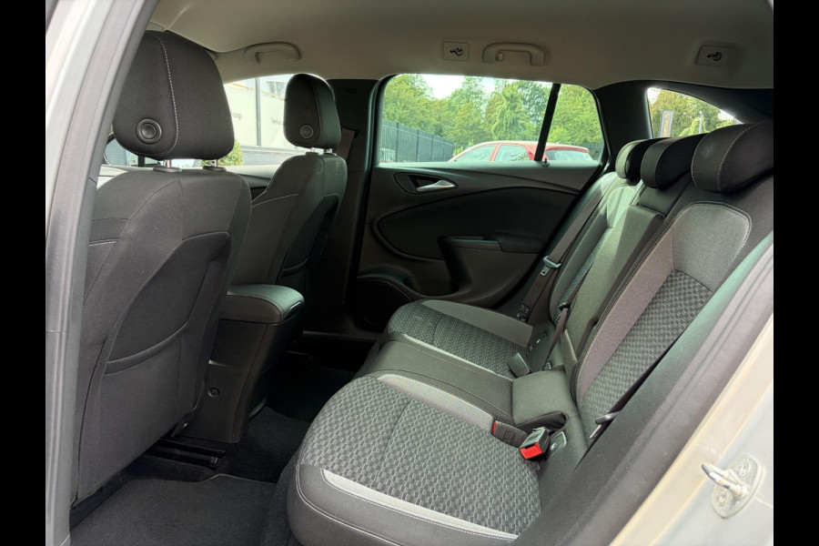 Opel Astra Sports Tourer 1.2 Business Executive ✓1e Eigenaar✓146pk✓Camera✓Trekhaak✓Carplay✓Airco✓Cruise✓Pdc V+A✓Lm velgen✓Comfortstoelen✓6 Bak✓N.A.P✓Nieuwe Apk bij Aflevering