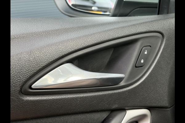 Opel Astra Sports Tourer 1.2 Business Executive ✓1e Eigenaar✓146pk✓Camera✓Trekhaak✓Carplay✓Airco✓Cruise✓Pdc V+A✓Lm velgen✓Comfortstoelen✓6 Bak✓N.A.P✓Nieuwe Apk bij Aflevering