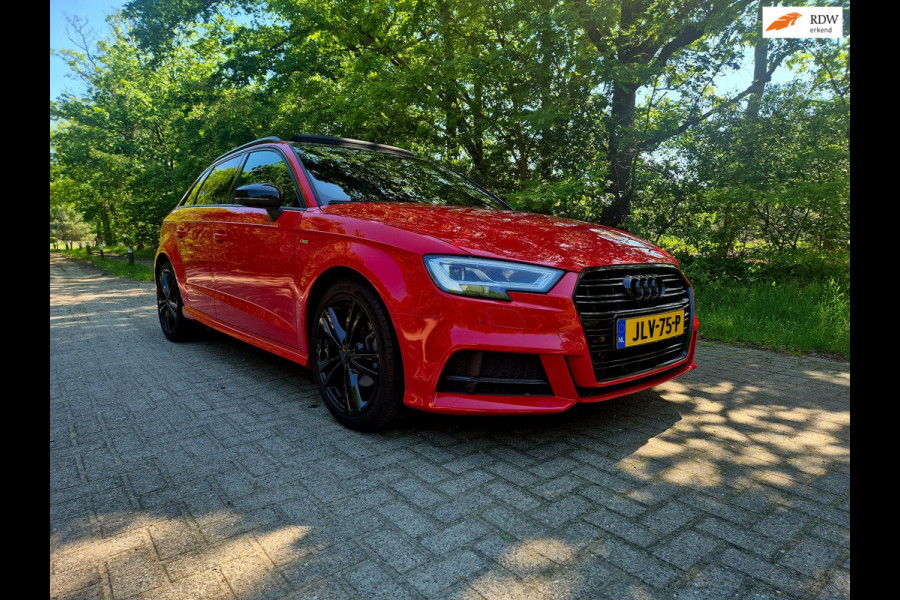 Audi A3 Sportback 35 TFSI S Line black line . Panoramadak . Matrix .