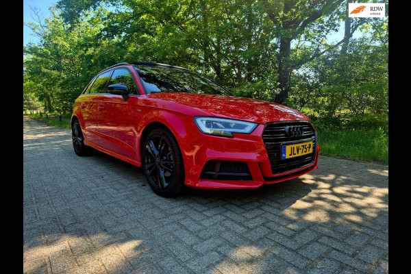 Audi A3 Sportback 35 TFSI S Line black line . Panoramadak . Matrix .