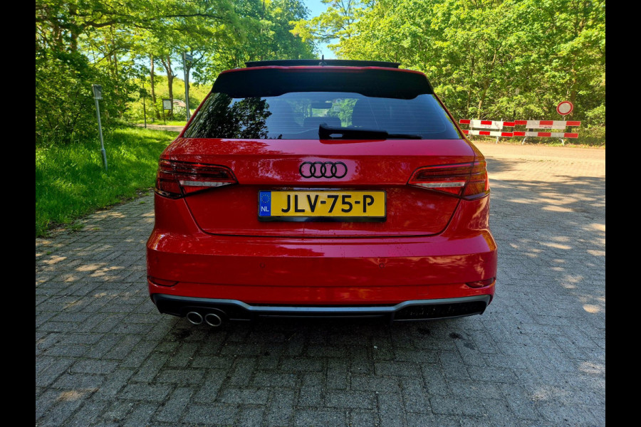 Audi A3 Sportback 35 TFSI S Line black line . Panoramadak . Matrix .