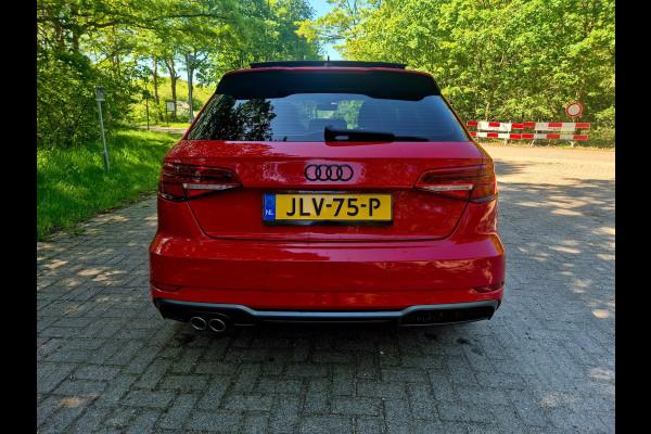 Audi A3 Sportback 35 TFSI S Line black line . Panoramadak . Matrix .