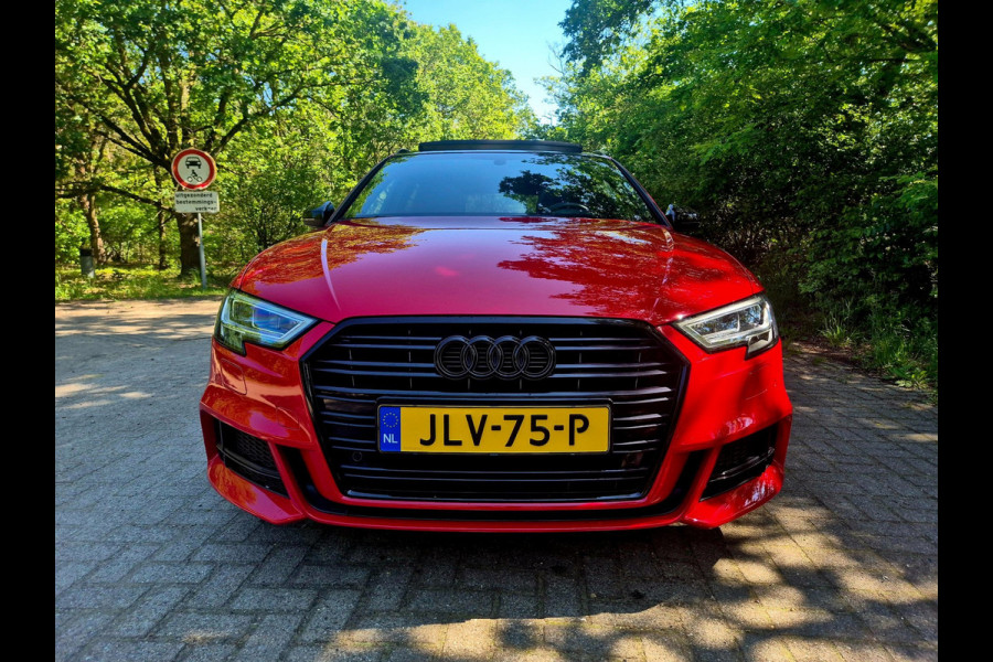 Audi A3 Sportback 35 TFSI S Line black line . Panoramadak . Matrix .