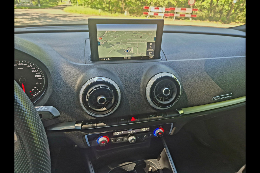 Audi A3 Sportback 35 TFSI S Line black line . Panoramadak . Matrix .