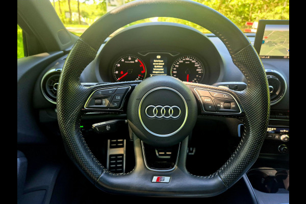 Audi A3 Sportback 35 TFSI S Line black line . Panoramadak . Matrix .