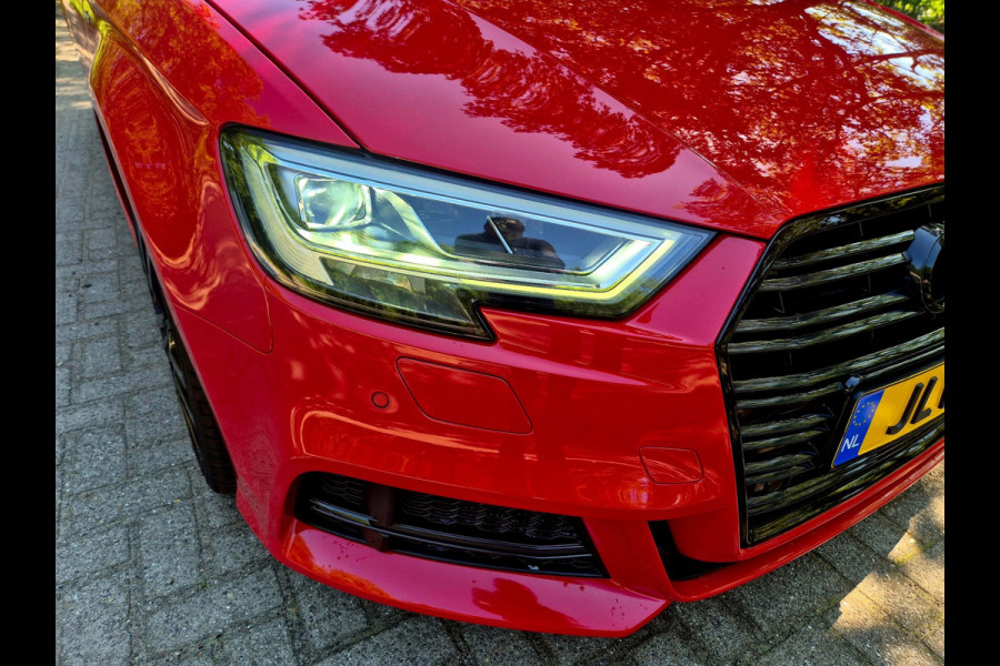 Audi A3 Sportback 35 TFSI S Line black line . Panoramadak . Matrix .