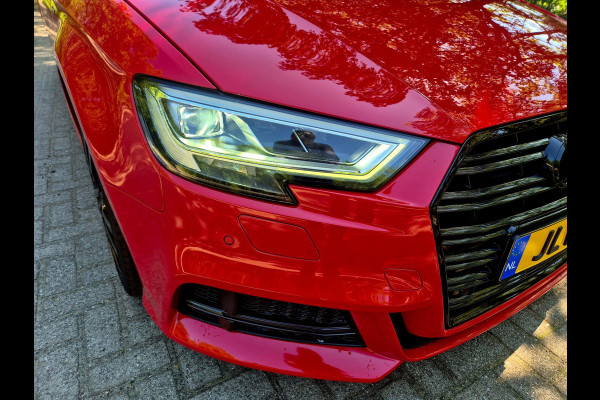 Audi A3 Sportback 35 TFSI S Line black line . Panoramadak . Matrix .