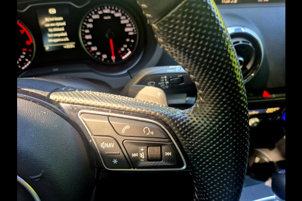 Audi A3 Sportback 35 TFSI S Line black line . Panoramadak . Matrix .