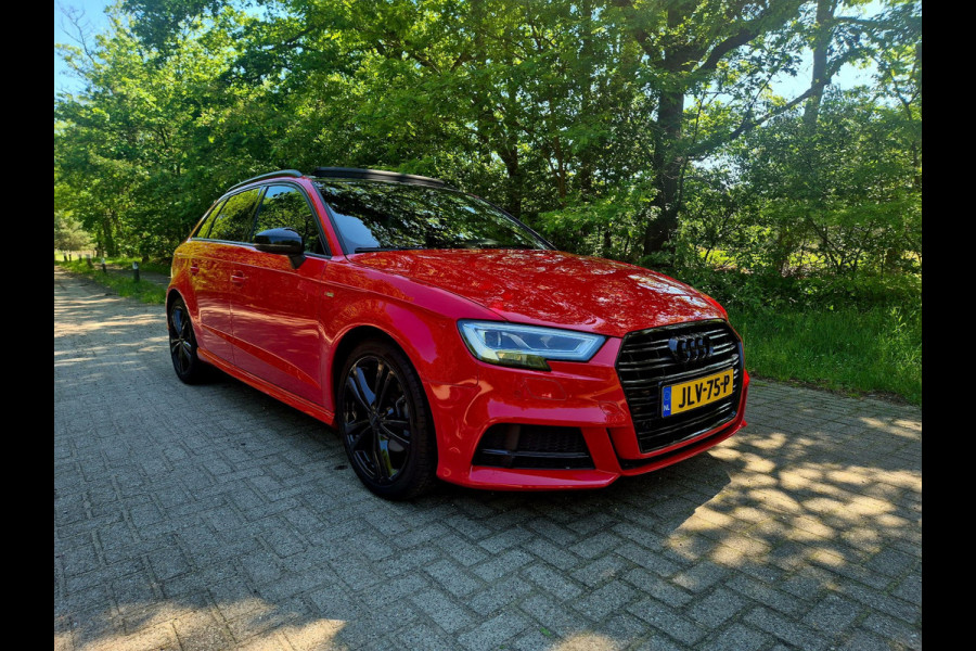 Audi A3 Sportback 35 TFSI S Line black line . Panoramadak . Matrix .
