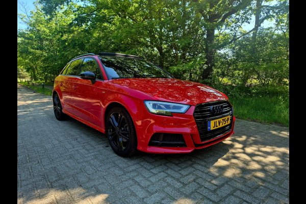Audi A3 Sportback 35 TFSI S Line black line . Panoramadak . Matrix .