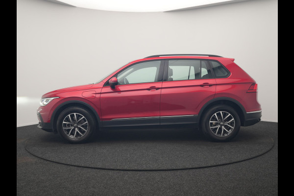 Volkswagen Tiguan 1.4 TSI eHybrid Elegance PHEV 245pk Dealer O.H. | SOH 90.3% | Adaptive Cruise | IQ Light | Camera | Blis | Stoelen & Stuur Verwarmd | Apple Carplay | DAB | Navigatie | Lane Assist | 17"L.M | Plug In Hybrid