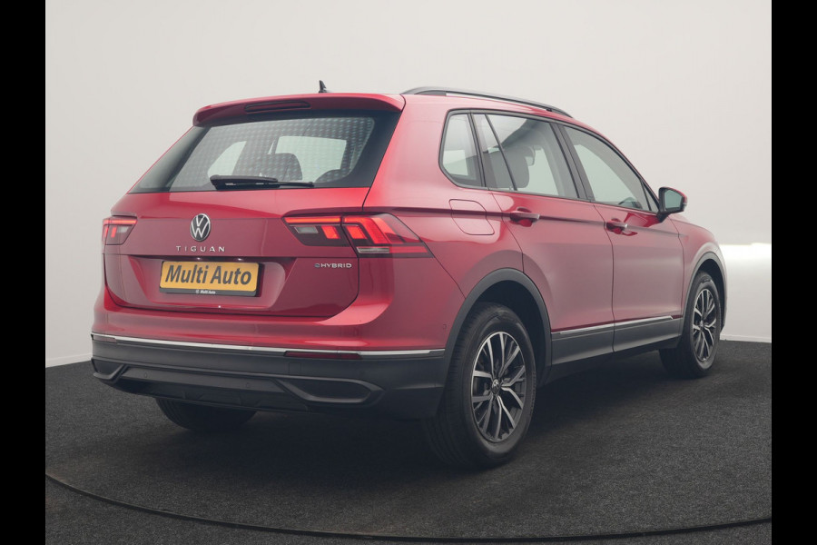 Volkswagen Tiguan 1.4 TSI eHybrid Elegance PHEV 245pk Dealer O.H. | SOH 90.3% | Adaptive Cruise | IQ Light | Camera | Blis | Stoelen & Stuur Verwarmd | Apple Carplay | DAB | Navigatie | Lane Assist | 17"L.M | Plug In Hybrid