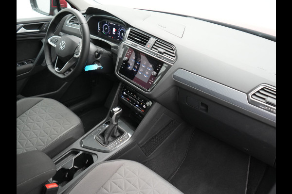 Volkswagen Tiguan 1.4 TSI eHybrid Elegance PHEV 245pk Dealer O.H. | SOH 90.3% | Adaptive Cruise | IQ Light | Camera | Blis | Stoelen & Stuur Verwarmd | Apple Carplay | DAB | Navigatie | Lane Assist | 17"L.M | Plug In Hybrid