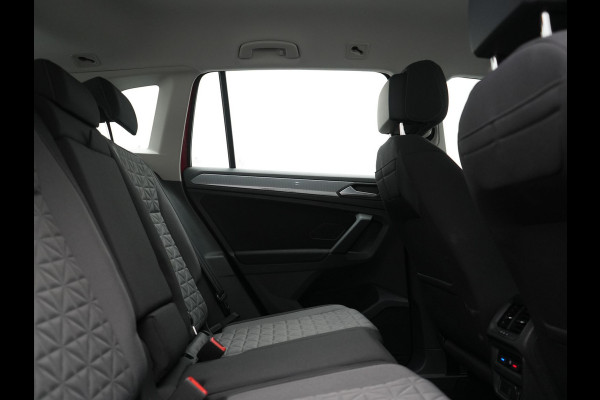 Volkswagen Tiguan 1.4 TSI eHybrid Elegance PHEV 245pk Dealer O.H. | SOH 90.3% | Adaptive Cruise | IQ Light | Camera | Blis | Stoelen & Stuur Verwarmd | Apple Carplay | DAB | Navigatie | Lane Assist | 17"L.M | Plug In Hybrid