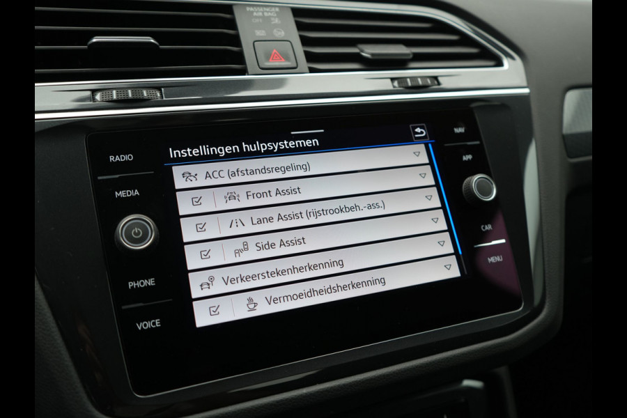 Volkswagen Tiguan 1.4 TSI eHybrid Elegance PHEV 245pk Dealer O.H. | SOH 90.3% | Adaptive Cruise | IQ Light | Camera | Blis | Stoelen & Stuur Verwarmd | Apple Carplay | DAB | Navigatie | Lane Assist | 17"L.M | Plug In Hybrid