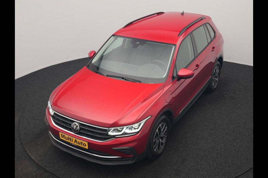 Volkswagen Tiguan 1.4 TSI eHybrid Elegance PHEV 245pk Dealer O.H. | SOH 90.3% | Adaptive Cruise | IQ Light | Camera | Blis | Stoelen & Stuur Verwarmd | Apple Carplay | DAB | Navigatie | Lane Assist | 17"L.M | Plug In Hybrid