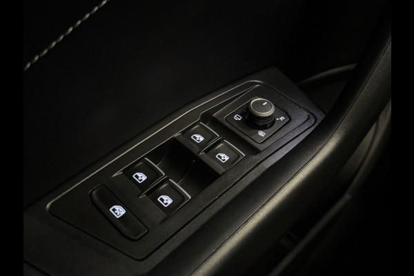 Volkswagen T-Roc TSI 110PK R-LINE SPORT IQ.LIGHT/TREKHAAK/STOEL VERW.