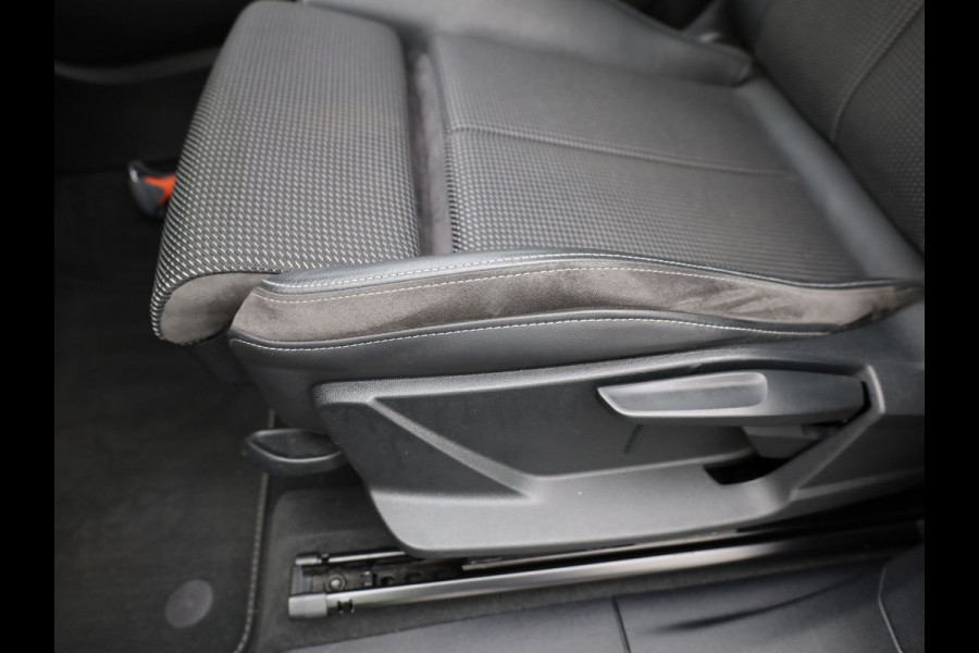 Audi Q3 45 TFSI e S edition | S-line | Trekhaak | Camera | 20'' | Side Assist | Prijs Rijklaar !!