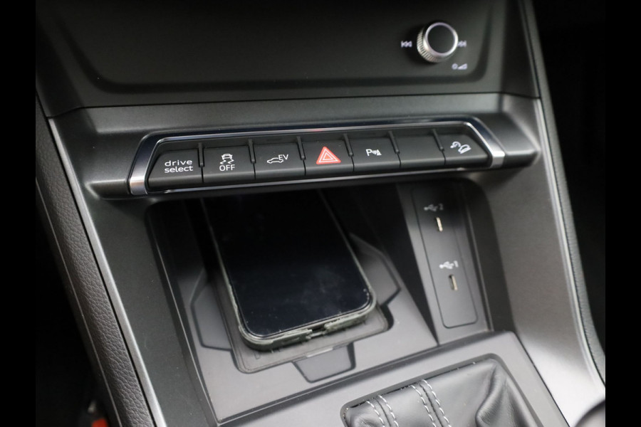 Audi Q3 45 TFSI e S edition | S-line | Trekhaak | Camera | 20'' | Side Assist | Prijs Rijklaar !!