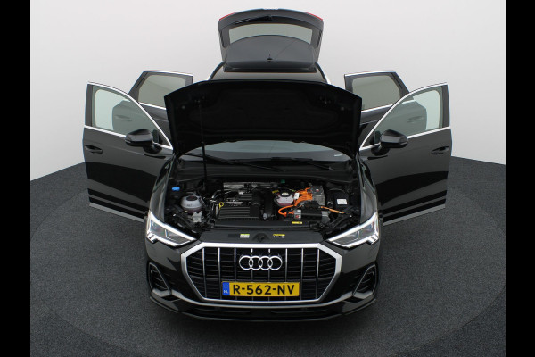 Audi Q3 45 TFSI e S edition | S-line | Trekhaak | Camera | 20'' | Side Assist | Prijs Rijklaar !!
