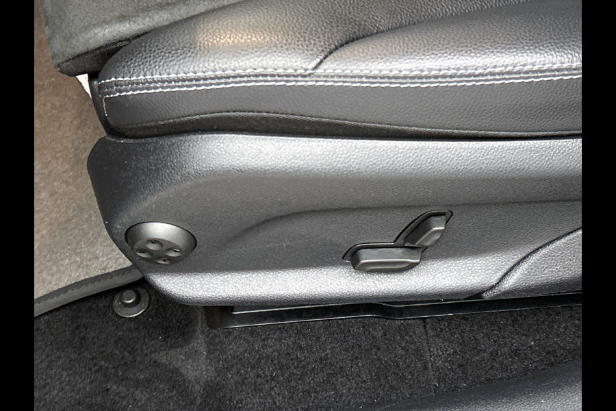 Mercedes-Benz GLC 300 e 4MATIC Business Solution AMG | AMG-Line interieur | AMG-Line Exterieur| Achteruitrij camera | Stoelverwarming |Sfeerverlichting | Trekhaak | 24 Maanden Mercedes-Benz Certified garantie