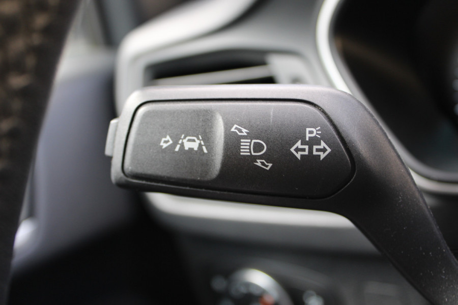 Ford FOCUS Wagon 1.0 EcoBoost Trend Edition Business | Adaptieve cruise | Trekhaak | Parkeersensoren voor + achter | Navigatie