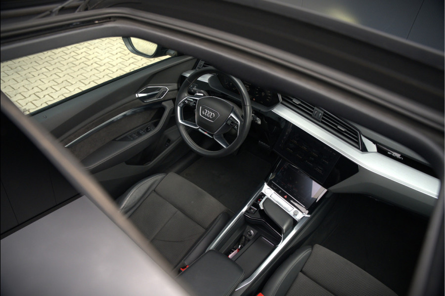 Audi e-tron e-tron 50 quattro Launch edition Black 71 kWh | Black Edition | Panoramadak | Memory Seat | Luchtvering | Adaptive Cruise Control | Keyless | Matrix LED | Trekhaak | Stoelverwarming | NAP | SOH 94,39%