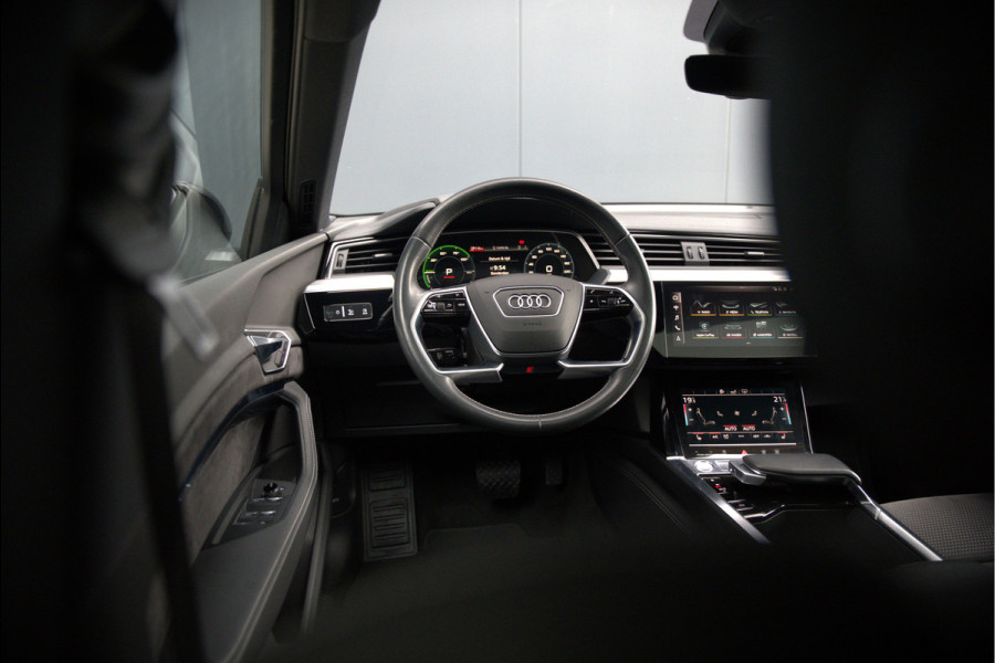 Audi e-tron e-tron 50 quattro Launch edition Black 71 kWh | Black Edition | Panoramadak | Memory Seat | Luchtvering | Adaptive Cruise Control | Keyless | Matrix LED | Trekhaak | Stoelverwarming | NAP | SOH 94,39%