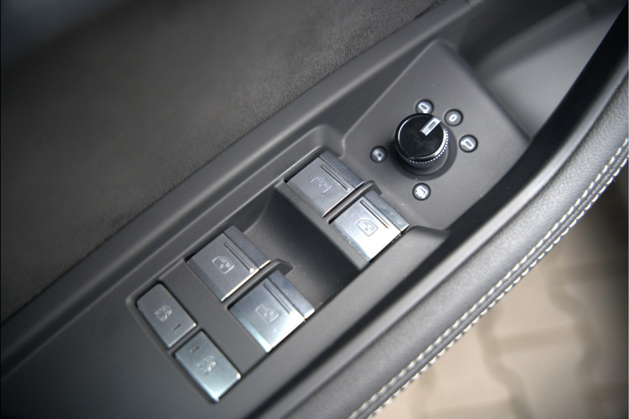 Audi e-tron e-tron 50 quattro Launch edition Black 71 kWh | Black Edition | Panoramadak | Memory Seat | Luchtvering | Adaptive Cruise Control | Keyless | Matrix LED | Trekhaak | Stoelverwarming | NAP | SOH 94,39%