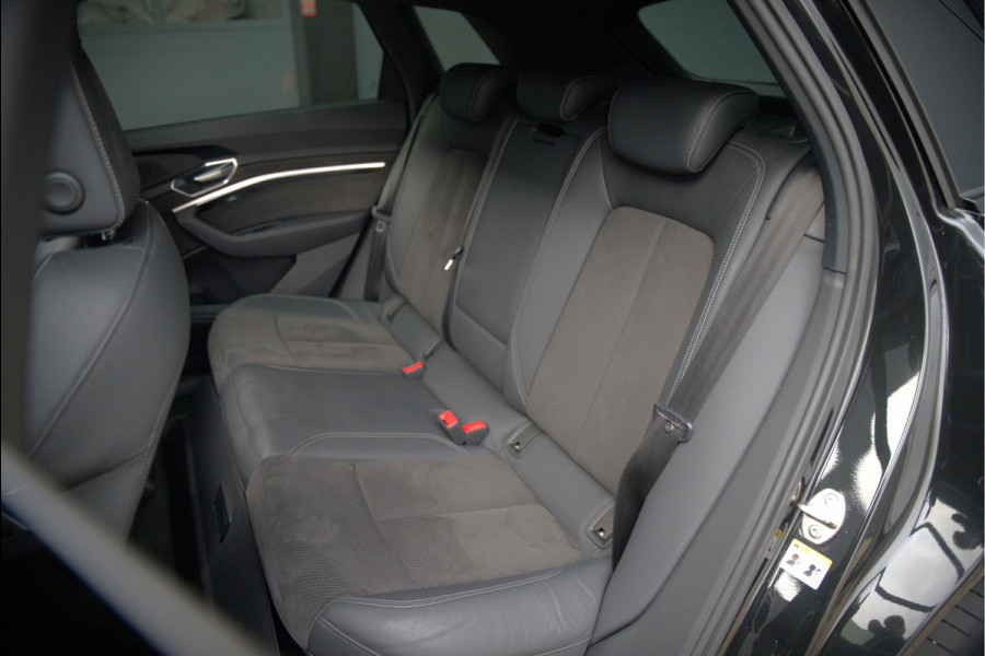 Audi e-tron e-tron 50 quattro Launch edition Black 71 kWh | Black Edition | Panoramadak | Memory Seat | Luchtvering | Adaptive Cruise Control | Keyless | Matrix LED | Trekhaak | Stoelverwarming | NAP | SOH 94,39%