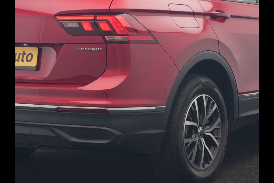 Volkswagen Tiguan 1.4 TSI eHybrid Elegance PHEV 245pk Dealer O.H. | SOH 90.3% | Adaptive Cruise | IQ Light | Camera | Blis | Stoelen & Stuur Verwarmd | Apple Carplay | DAB | Navigatie | Lane Assist | 17"L.M | Plug In Hybrid