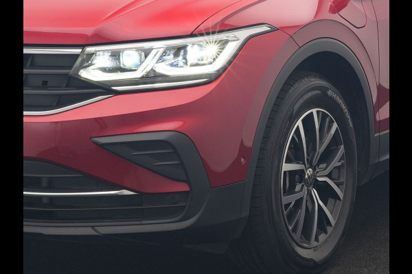 Volkswagen Tiguan 1.4 TSI eHybrid Elegance PHEV 245pk Dealer O.H. | SOH 90.3% | Adaptive Cruise | IQ Light | Camera | Blis | Stoelen & Stuur Verwarmd | Apple Carplay | DAB | Navigatie | Lane Assist | 17"L.M | Plug In Hybrid