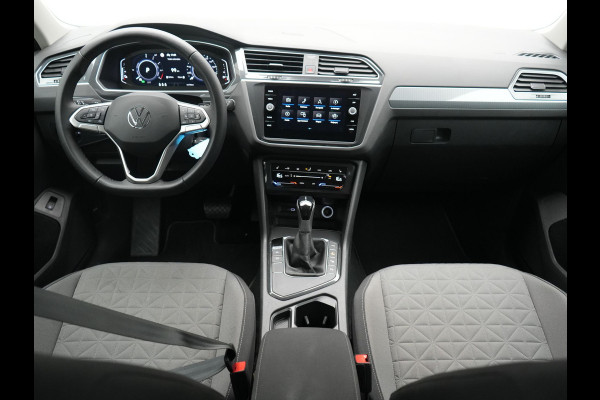 Volkswagen Tiguan 1.4 TSI eHybrid Elegance PHEV 245pk Dealer O.H. | SOH 90.3% | Adaptive Cruise | IQ Light | Camera | Blis | Stoelen & Stuur Verwarmd | Apple Carplay | DAB | Navigatie | Lane Assist | 17"L.M | Plug In Hybrid