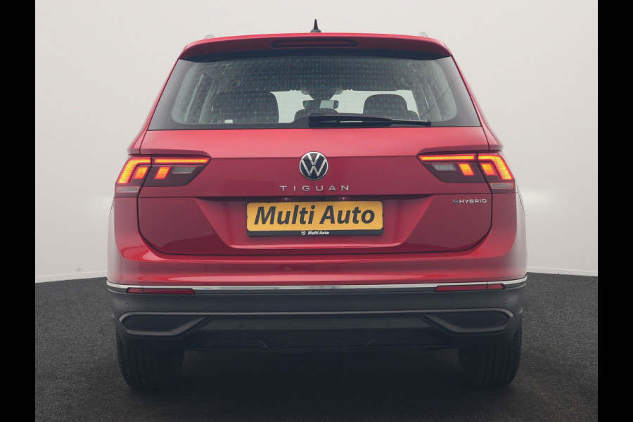 Volkswagen Tiguan 1.4 TSI eHybrid Elegance PHEV 245pk Dealer O.H. | SOH 90.3% | Adaptive Cruise | IQ Light | Camera | Blis | Stoelen & Stuur Verwarmd | Apple Carplay | DAB | Navigatie | Lane Assist | 17"L.M | Plug In Hybrid