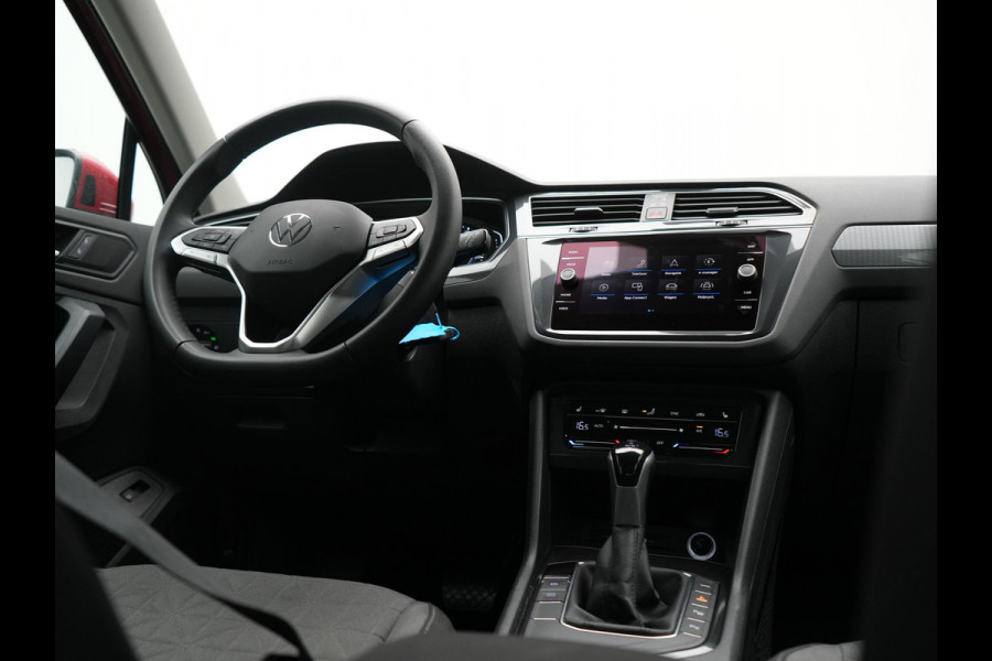 Volkswagen Tiguan 1.4 TSI eHybrid Elegance PHEV 245pk Dealer O.H. | SOH 90.3% | Adaptive Cruise | IQ Light | Camera | Blis | Stoelen & Stuur Verwarmd | Apple Carplay | DAB | Navigatie | Lane Assist | 17"L.M | Plug In Hybrid