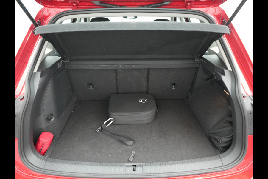 Volkswagen Tiguan 1.4 TSI eHybrid Elegance PHEV 245pk Dealer O.H. | SOH 90.3% | Adaptive Cruise | IQ Light | Camera | Blis | Stoelen & Stuur Verwarmd | Apple Carplay | DAB | Navigatie | Lane Assist | 17"L.M | Plug In Hybrid