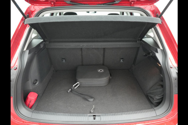 Volkswagen Tiguan 1.4 TSI eHybrid Elegance PHEV 245pk Dealer O.H. | SOH 90.3% | Adaptive Cruise | IQ Light | Camera | Blis | Stoelen & Stuur Verwarmd | Apple Carplay | DAB | Navigatie | Lane Assist | 17"L.M | Plug In Hybrid
