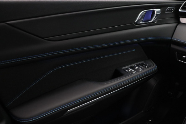Lynk & Co 01 1.5 261PK Plug-in Hybrid *Zwarte Hemel* 360 Camera Pano/dak Apple/Carplay Adaptive/Cruise