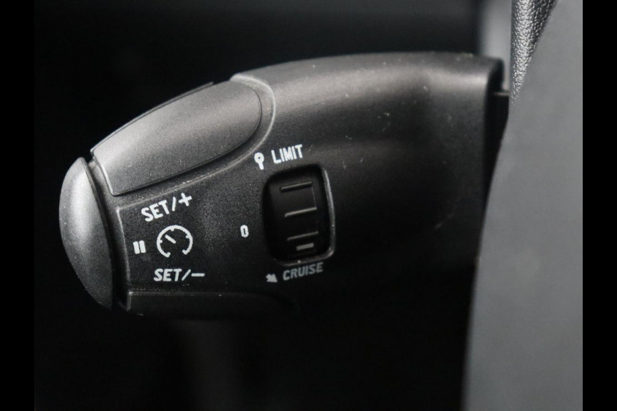 Peugeot 2008 1.2 PureTech Allure | Half Leder | Carplay | Climate control | Full LED | Cruise control | Navigatie | Park assist |