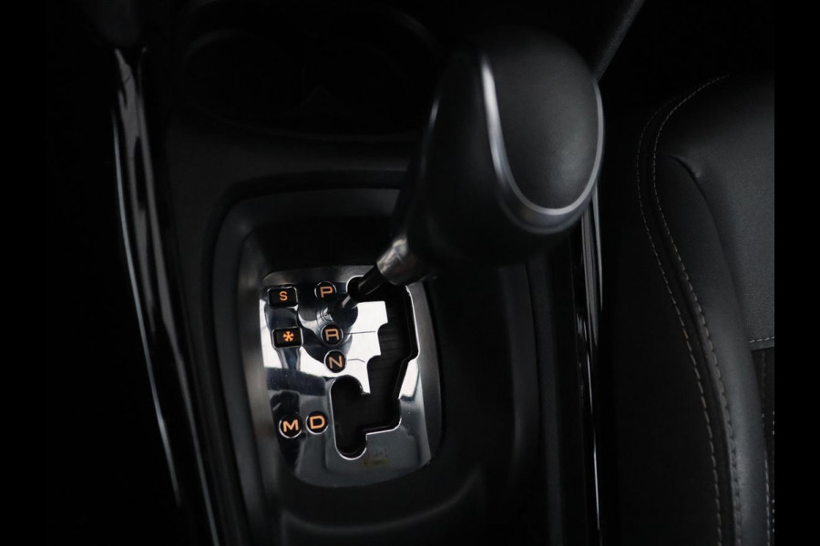 Peugeot 2008 1.2 PureTech Allure | Half Leder | Carplay | Climate control | Full LED | Cruise control | Navigatie | Park assist |