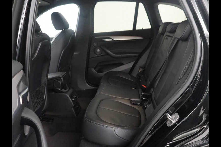 BMW X1 sDrive20i High Executive M-sport | Leder | Memory | Harman/Kardon | Head-up | Cruise control | Stoelverwarming | Climate control | Navigatie | Bluetooth | Park assist | Elektrische achterklep