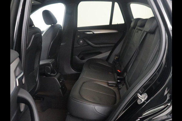 BMW X1 sDrive20i High Executive M-sport | Leder | Memory | Harman/Kardon | Head-up | Cruise control | Stoelverwarming | Climate control | Navigatie | Bluetooth | Park assist | Elektrische achterklep