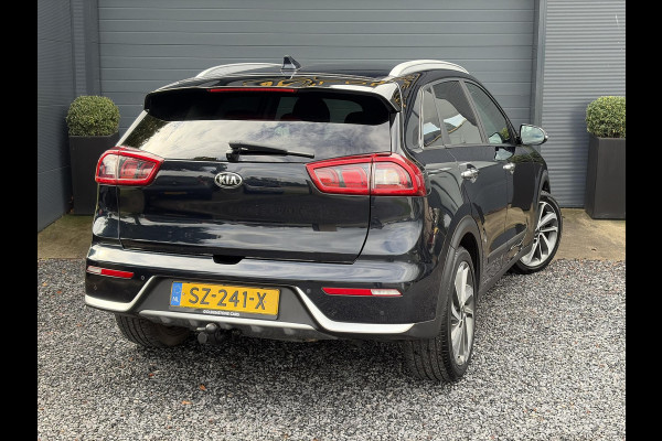 Kia Niro 1.6 GDi Hybrid ExecutiveLine ✓1e Eigenaar✓Trekhaak✓Draadloze telefoonlader✓Camera✓Stoelverw✓Stuurverw✓Stoelverkoeling✓Keyless✓Carplay✓Navi✓Clima✓Cruise✓Leder✓Pdc V+A✓Dodehoeksensor✓18''Lm velgen✓Memorystoelen✓N.A.P✓Apk tot 07-2027