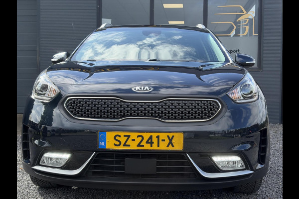 Kia Niro 1.6 GDi Hybrid ExecutiveLine ✓1e Eigenaar✓Trekhaak✓Draadloze telefoonlader✓Camera✓Stoelverw✓Stuurverw✓Stoelverkoeling✓Keyless✓Carplay✓Navi✓Clima✓Cruise✓Leder✓Pdc V+A✓Dodehoeksensor✓18''Lm velgen✓Memorystoelen✓N.A.P✓Apk tot 07-2027