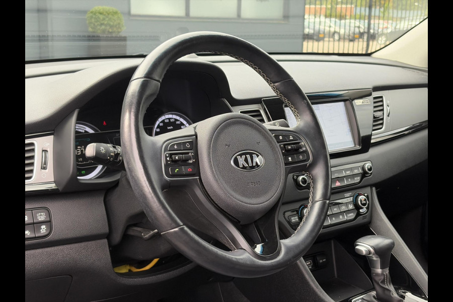 Kia Niro 1.6 GDi Hybrid ExecutiveLine ✓1e Eigenaar✓Trekhaak✓Draadloze telefoonlader✓Camera✓Stoelverw✓Stuurverw✓Stoelverkoeling✓Keyless✓Carplay✓Navi✓Clima✓Cruise✓Leder✓Pdc V+A✓Dodehoeksensor✓18''Lm velgen✓Memorystoelen✓N.A.P✓Apk tot 07-2027
