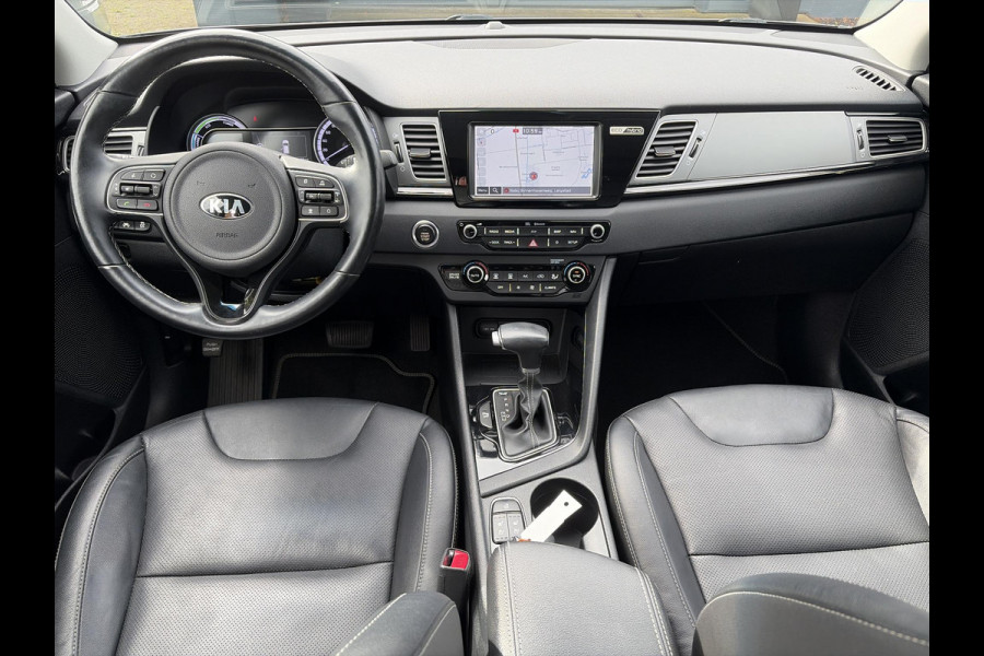 Kia Niro 1.6 GDi Hybrid ExecutiveLine ✓1e Eigenaar✓Trekhaak✓Draadloze telefoonlader✓Camera✓Stoelverw✓Stuurverw✓Stoelverkoeling✓Keyless✓Carplay✓Navi✓Clima✓Cruise✓Leder✓Pdc V+A✓Dodehoeksensor✓18''Lm velgen✓Memorystoelen✓N.A.P✓Apk tot 07-2027