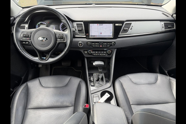 Kia Niro 1.6 GDi Hybrid ExecutiveLine ✓1e Eigenaar✓Trekhaak✓Draadloze telefoonlader✓Camera✓Stoelverw✓Stuurverw✓Stoelverkoeling✓Keyless✓Carplay✓Navi✓Clima✓Cruise✓Leder✓Pdc V+A✓Dodehoeksensor✓18''Lm velgen✓Memorystoelen✓N.A.P✓Apk tot 07-2027