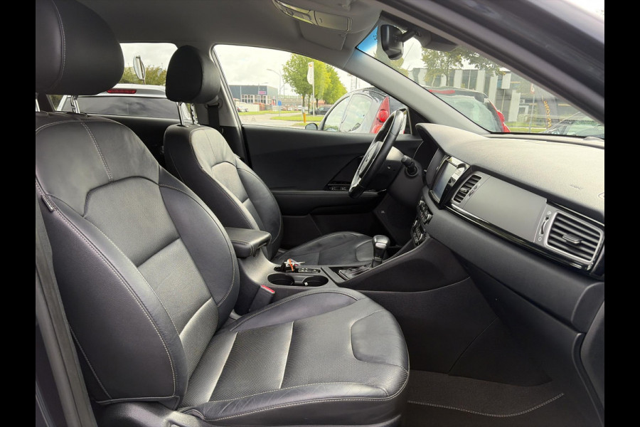 Kia Niro 1.6 GDi Hybrid ExecutiveLine ✓1e Eigenaar✓Trekhaak✓Draadloze telefoonlader✓Camera✓Stoelverw✓Stuurverw✓Stoelverkoeling✓Keyless✓Carplay✓Navi✓Clima✓Cruise✓Leder✓Pdc V+A✓Dodehoeksensor✓18''Lm velgen✓Memorystoelen✓N.A.P✓Apk tot 07-2027