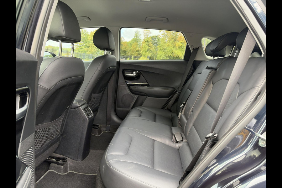 Kia Niro 1.6 GDi Hybrid ExecutiveLine ✓1e Eigenaar✓Trekhaak✓Draadloze telefoonlader✓Camera✓Stoelverw✓Stuurverw✓Stoelverkoeling✓Keyless✓Carplay✓Navi✓Clima✓Cruise✓Leder✓Pdc V+A✓Dodehoeksensor✓18''Lm velgen✓Memorystoelen✓N.A.P✓Apk tot 07-2027
